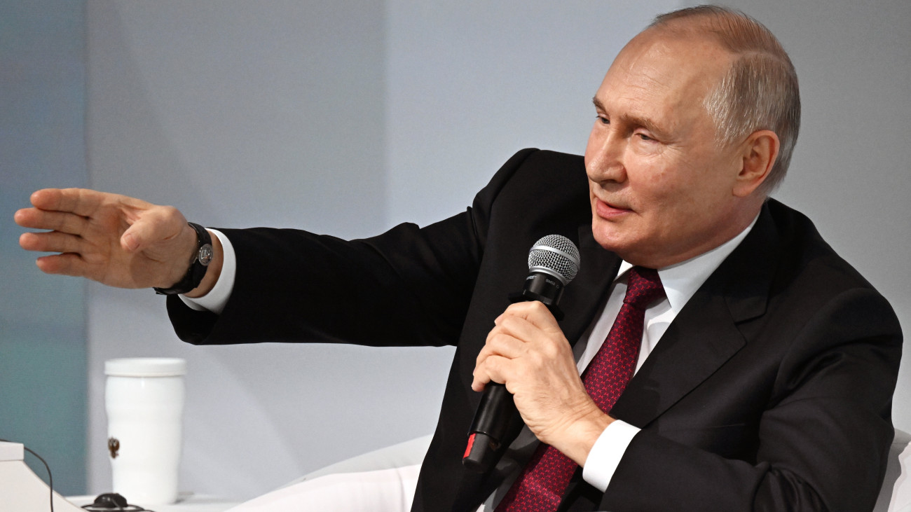 Vlagyimir Putyin orosz elnök a IX. Nemzetközi Kulturális Fórum  Egyesült Kultúrák Fóruma című esemény plenáris ülésén Szentpéterváron 2023. november 17-én.