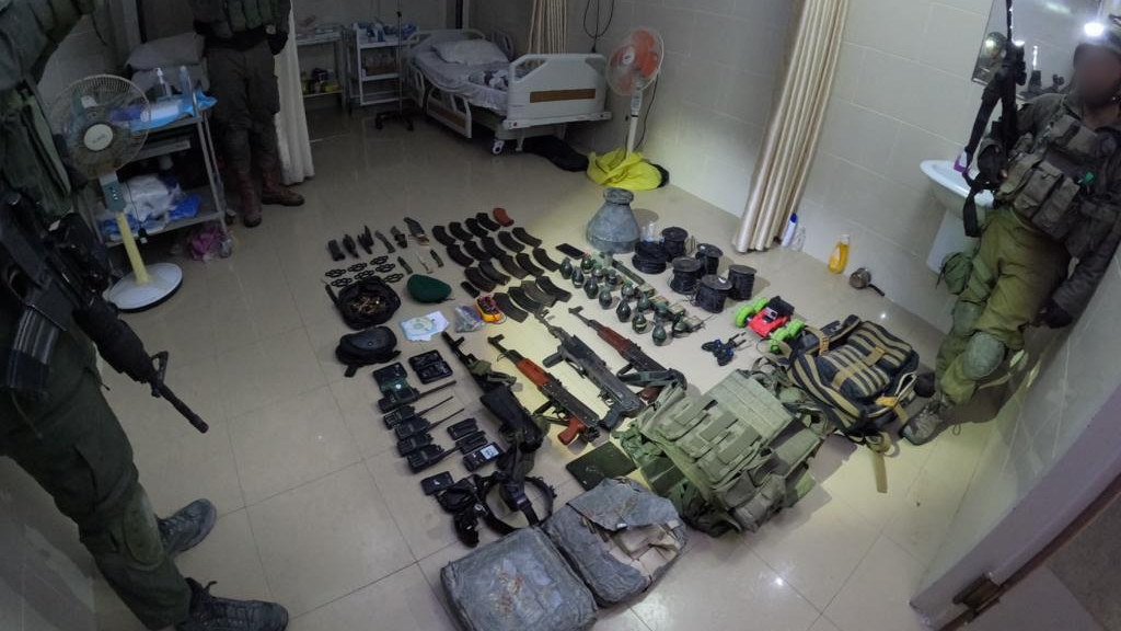 A Hamásztól egy kórházban zsákmányolt fegyverek. Forrás: X / Israel Defense Forces