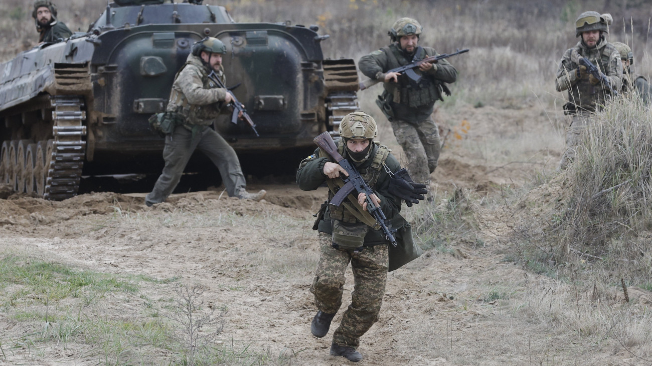 A Burevij (Hurikán) ukrán rohamdandár katonái az egység frontszolgálatot megelőző kiképzésén egy Kijev környéki gyakorlótéren 2023. november 1-jén, az Ukrajna elleni orosz háború alatt.