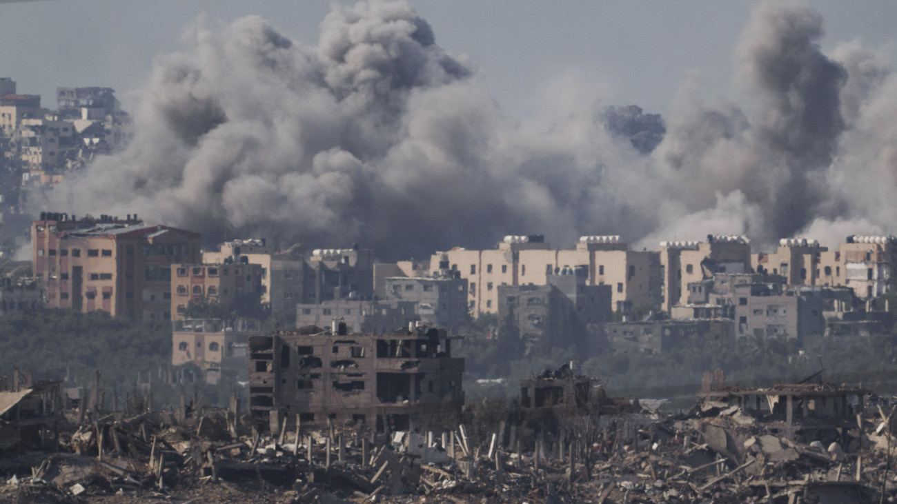 Izraeli légitámadás a Gázai övezet északi részén Dél-Izraelből nézve 2023. november 21-én. A Hamász palesztin iszlamista szervezet fegyveresei október 7-én támadást indítottak Izrael ellen, az izraeli haderő pedig válaszul légi és szárazföldi hadműveleteket hajt végre a Gázai övezetben.