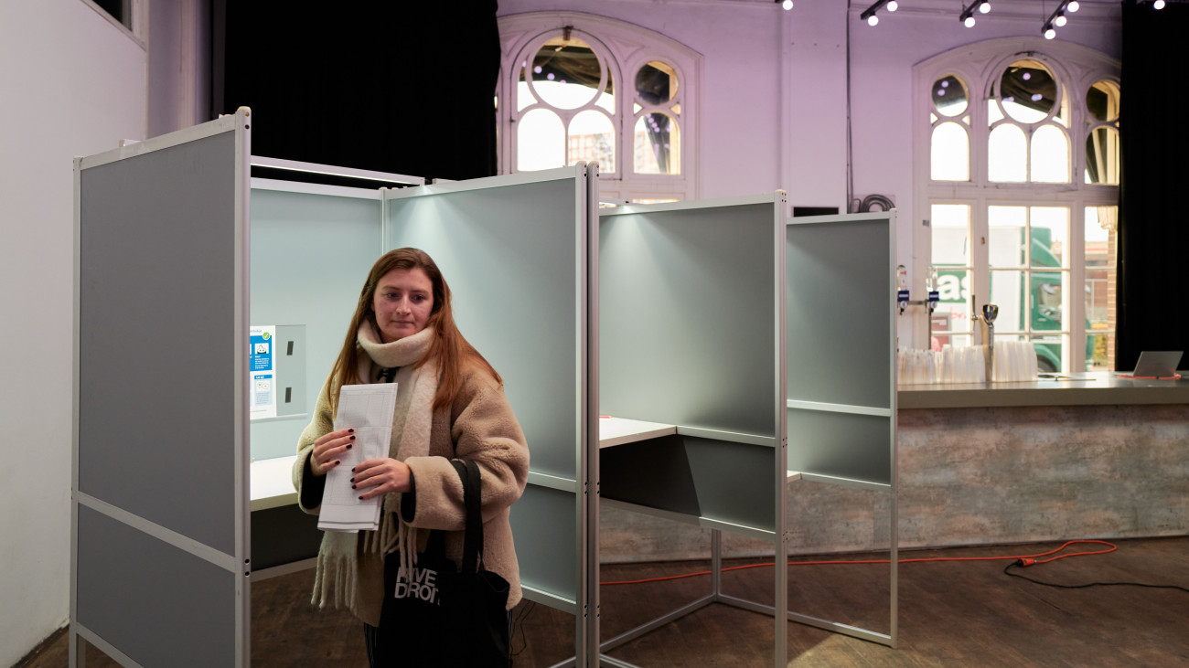 AMSTERDAM, NETHERLANDS - NOVEMBER 22: A voter casts her ballot in a voting station on November 22, 2023 in Amsterdam, Netherlands. Voters in the Netherlands go to the polls on 22 November in a snap general election called two years early. (Photo by Pierre Crom/Getty Images)