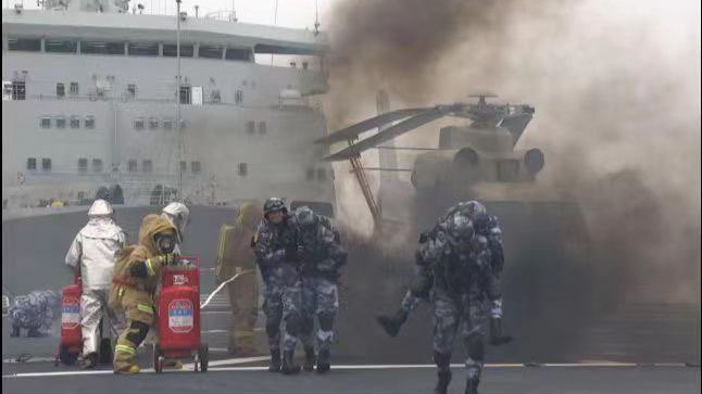 Tűzoltási gyakorlat a kínai haditengerészet egyik hajóján. Forrás: WorldWarThreeNews