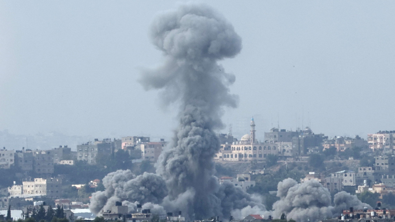 Füst tör a magasba egy izraeli légitámadás után a Gázai övezetben a dél-izraeli Szderótből fotózva 2023. november 12-én. A Gázai övezetet irányító Hamász palesztin iszlamista szervezet fegyveresei október 7-én támadást indítottak Izrael ellen, több mint 1400 embert meggyilkoltak, további mintegy háromezret megsebesítettek, valamint legalább 240 embert elraboltak, és túszként tartanak fogva. Palesztin vezetők szerint az izraeli válaszcsapások halálos áldozatainak száma átlépte a 11 078-at a palesztinok lakta területeken.