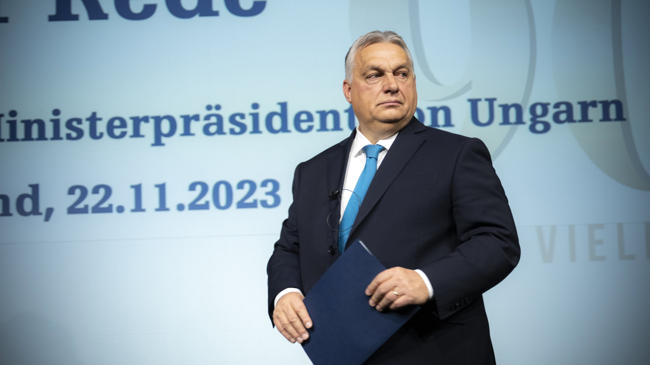 A Miniszterelnöki Sajtóiroda által közreadott képen Orbán Viktor miniszterelnök a Weltwoche svájci konzervatív hetilap jubileumi ünnepségén Zürichben 2023. november 22-én.