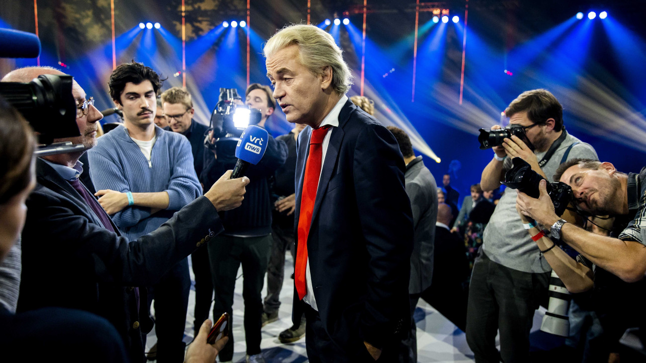 Geert Wilders, a bevándorlásellenes jobboldali Szabadságpárt (PVV) vezetője nyilatkozik a sajtó képviselőjének a holland kormányfőjelöltek hatpárti választási vitaestjén Rotterdamban 2023. november 20-án. Hollandiában november 22-én előrehozott parlamenti választásokat tartanak.
