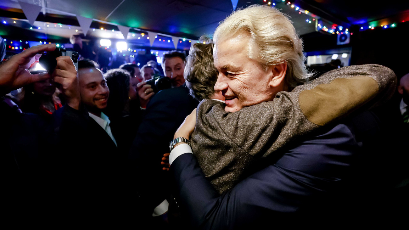 Geert Wilders, a jobboldali Szabadságpárt (PVV) vezetője a holland előrehozott parlamenti választások estéjén, 2023. november 22-én Scheveningenben. Az első felmérések szerint Wilders bevándorlásellenes pártja kapta a legtöbb szavazatot.