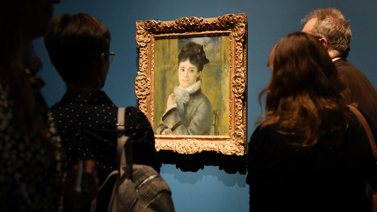 Pierre-Auguste Renoir Monet feleségéről készített festménye a Renoir - A festő és modelljei című kiállítás megnyitóján a Szépművészeti Múzeumban 2023. szeptember 21-én. Első alkalommal nyílt Magyarországon a francia impresszionista mester életművét bemutató, átfogó tárlat, amely január 7-ig tekinthető meg.