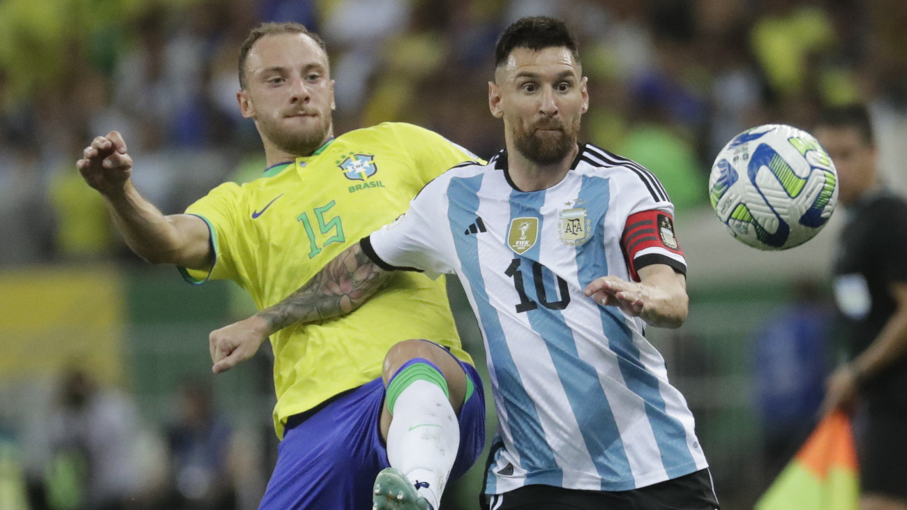 A brazil Carlos Augusto (b) és az argentin Lionel Messi a 2026-os labdarúgó világbajnokság dél-amerikai selejtezősorozatának 6. fordulójában játszott Brazília - Argentína  mérkőzésen a Rio de Janeiró-i Maracana stadionban 2023. november 21-én. A találkozót az argentin válogatott nyerte 1-0-ra.
