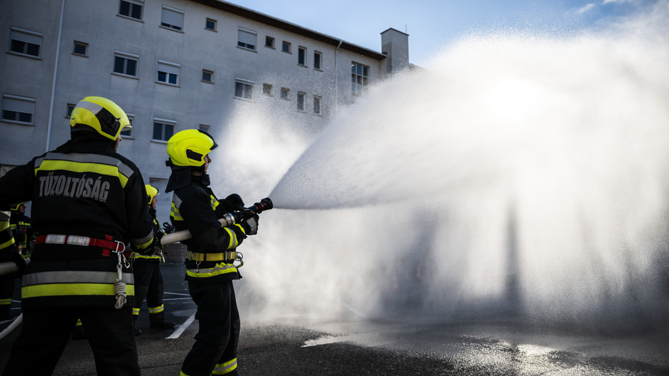 Tűzoltók a katasztrófavédelem új tűzoltóautóinak bemutatóján a szervezet óbudai oktatási központjában 2023. november 22-én. A gépjárműprojekt az Európai Unió 10 milliárd 100 millió forintos vissza nem térítendő támogatásából, a magyar állam társfinanszírozásában valósult meg.