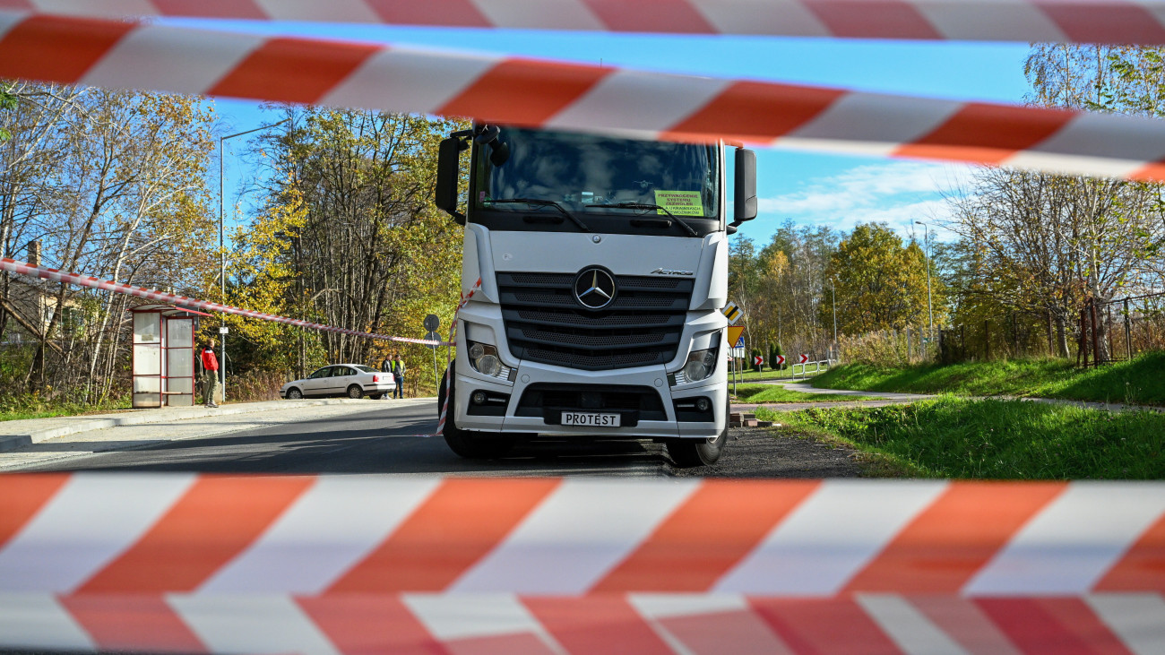 Teherjármű áll a lengyel kamionsofőrök sztrájkja idején a lengyel-ukrán határátkelőnél, a délkelet-lengyelországi Korczowa falunál 2023. november 7-én. Lengyel szállítmányozási cégek három Ukrajnával határos átkelőnél akadályozzák a forgalmat, tiltakozásul az ukrán piaci szereplőknek velük szemben biztosított, a kamionosok szerint tisztességtelen versenypiaci előnye ellen. A lengyel sofőrök munkáját az is megnehezíti, hogy az ukrán hatóságok elektronikus kiléptetőrendszert hoztak létre az országhatáron, ami regisztrációhoz köti a közúti fuvarozók belépését Lengyelországba. A tiltakozás szervezői szerint a várakozási idő az ukrán-lengyel határon jelenleg 11-12 nap.