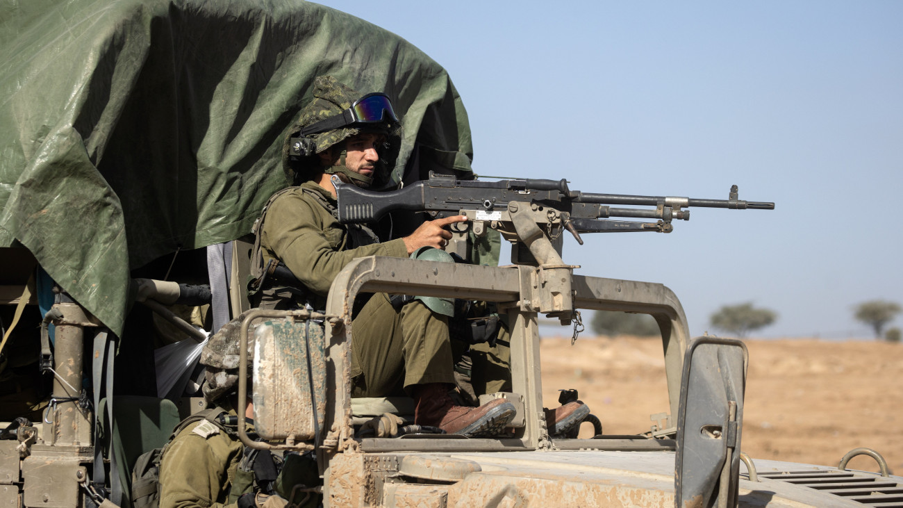 Izraeli katonák járművükkel a Gázai övezet határán, Dél-Izraelben 2023. november 23-án. A Hamász palesztin iszlamista szervezet fegyveresei október 7-én támadást indítottak Izrael ellen, az izraeli haderő pedig válaszul légi és szárazföldi hadműveleteket hajt végre a Gázai övezetben.