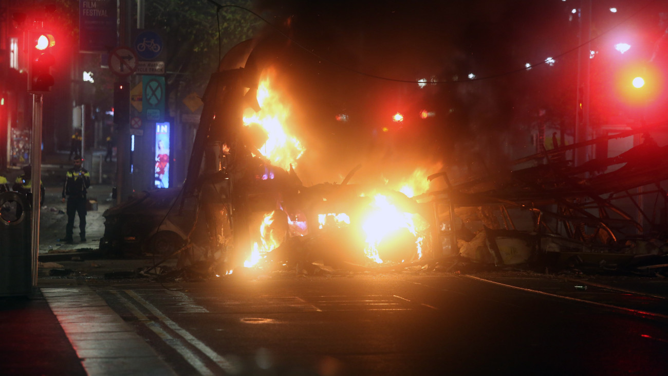 Felgyújtott autóbusz lángol Dublin belvárosában, ahol zavargások törtek ki egy késelés miatt 2023. november 23-án. Órákkal korábban egy férfi öt embert, köztük három gyermeket megsebesített, az egyiküket súlyosan. A rendőrség őrizetbe vette a feltételezett elkövetőt.