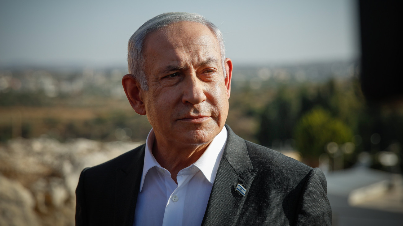 Benjámin Netanjahu izraeli miniszterelnök helyzetjelentésre érkezik a szálemi helyőrségen, a palesztinok lakta Ciszjordánia határkerítésénél 2023. július 4-én, a ciszjordániai Dzsenín város menekülttáborában terrorista célpontok ellen végrehajtott izraeli katonai akció második napján. A rajtaütésen tizenkét palesztin vesztette életét, tucatnyian megsebesültek és több ezer palesztin civil elhagyta a városban lévő menekülttábort. Izrael lezárta a kétnapos akciót, amely során a hadsereg közlése szerint ezernél több robbanószerkezetet semmisítettek meg, több tucat fegyvergyártó műhelyben okoztak kárt, és harminc palesztin gyanúsítottat letartóztattak.