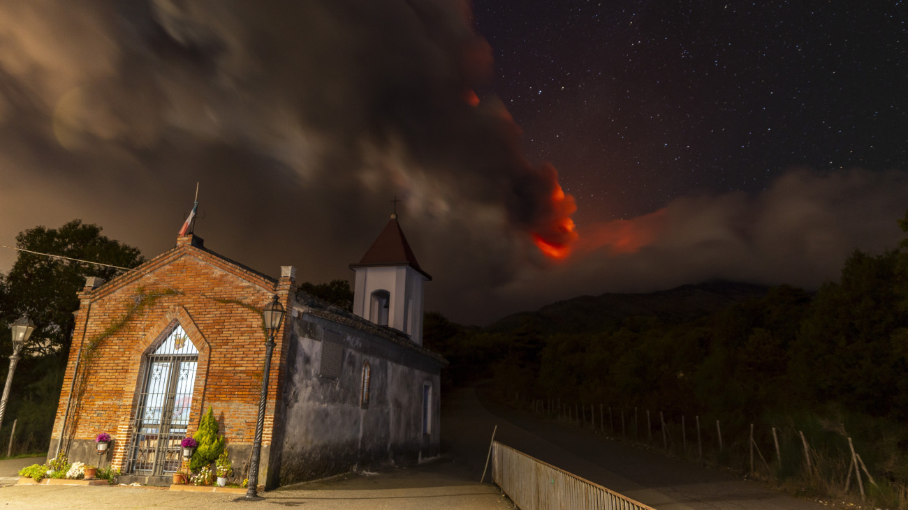 Izzó lávát lövell ki az Etna tűzhányó a szicíliai Cataniától északra fekvő SantAlfióban 2023. november 12-én. A mintegy 3350 méter magas Etna a világ egyik legaktívabb tűzhányója, legutóbb 1992-ben produkált nagyobb kitörést.