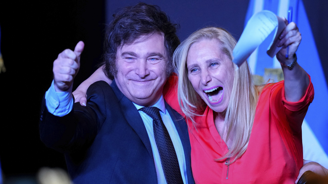 Javier Milei, a jobboldali A Szabadság Előretör párt jelöltje testvérével és kampányfőnökével, Karina Mileivel a győzelmét ünnepli az argentin elnökválasztás második fordulója után, 2023. november 19-én Buenos Airesben.
