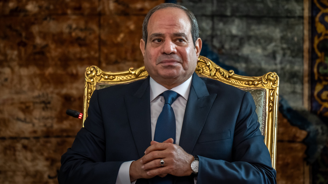 Abdel Fattáh esz-Szíszi egyiptomi elnök az Olaf Scholz német kancellárral tartott kétoldalú megbeszélésén, amelyen megvitatták a gázai helyzet lecsillapítására teendő egyiptomi erőfeszítéseket Kairóban 2023. október 18-án.