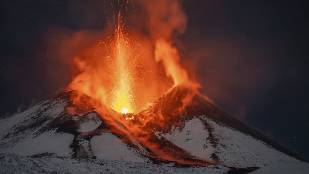 Izzó lávát lövell ki magából az Etna, Európa legnagyobb és legaktívabb vulkánja a szicíliai Catania város közelében 2023. november 25-én.