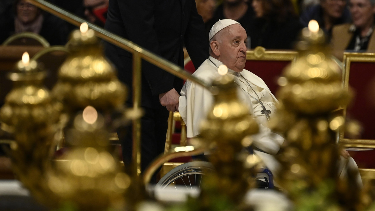 Ferenc pápa szentmisét pontifikál a szegények világnapja alkalmából a Vatikán VI. Pál audienciatermében 2023. november 19-én. A világnapot a katolikus egyházfő jelölte ki 2017-ben, az irgalmasság szentévében.