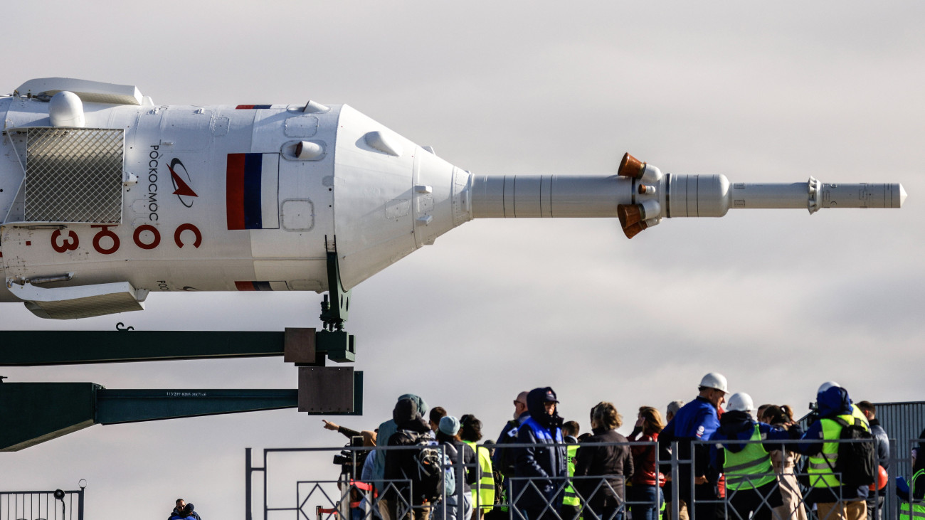 A Szojuz-2.1b hordozórakétával összekapcsolt Szojuz MSz-24 orosz űrhajót a kilövőálláshoz szállítják a bajkonuri űrközpontban 2023. szeptember 12-én. A tervek szerint az űrhajó Oleg Kononyenko és Nyikolaj Csub orosz, illetve Loral OHara amerikai űrhajóssal a fedélzetén szeptember 15-én indul útnak a Föld körül keringő Nemzetközi Űrállomásra.