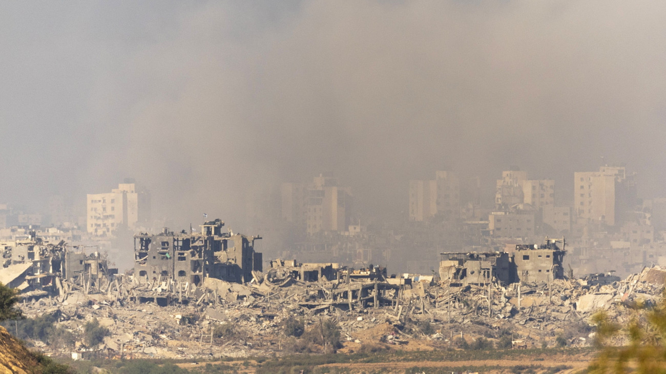 Füst száll fel egy légicsapást követően a Gázai övezet északi részében az izraeli Szderót településen 2023. november 18-án készített képen. A Hamász palesztin iszlamista szervezet fegyveresei október 7-én támadást indítottak Izrael ellen, az izraeli haderő pedig válaszul légi és szárazföldi hadműveleteket hajt végre a Gázai övezetben.