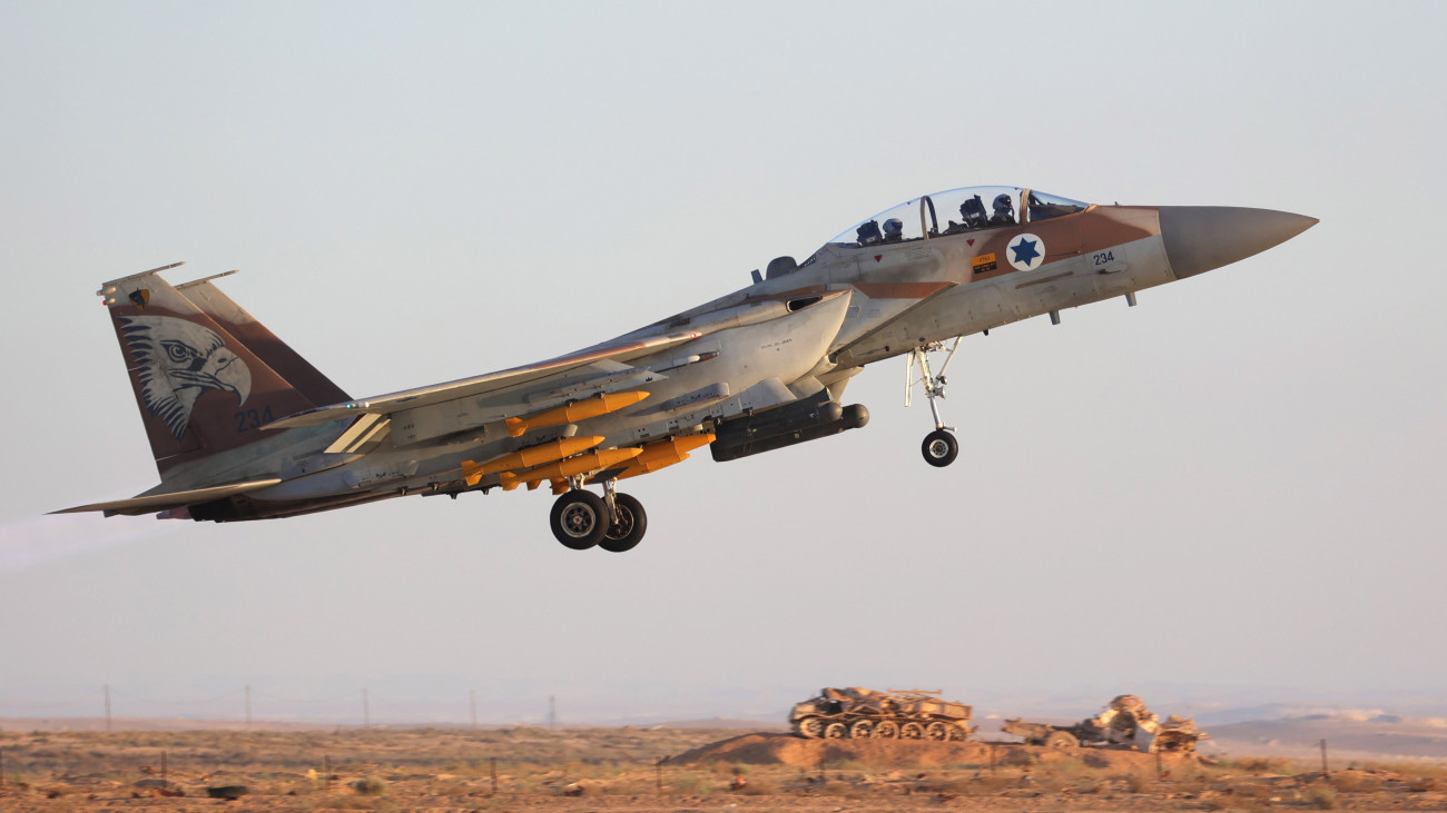 F15-ös vadászgép száll fel a Hacerim légibázisról az izraeli légierő új vadászpilótáinak diplomaosztó ünnepsége alkalmából tartott légibemutatón a Gázai övezettől negyven kilométerre, keletre fekvő izraeli Beér-Sevában 2023. június 29-én.