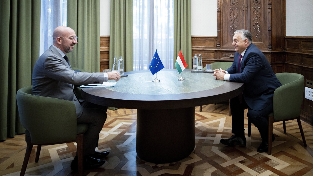A Miniszterelnöki Sajtóiroda által közreadott képen Charles Michel, az Európai Tanács elnöke (b) és Orbán Viktor kormányfő tárgyal a spanyolországi Granadában 2023. október 5-én. A találkozón a kétnapos európai csúcstalálkozó témáit tekintették át.