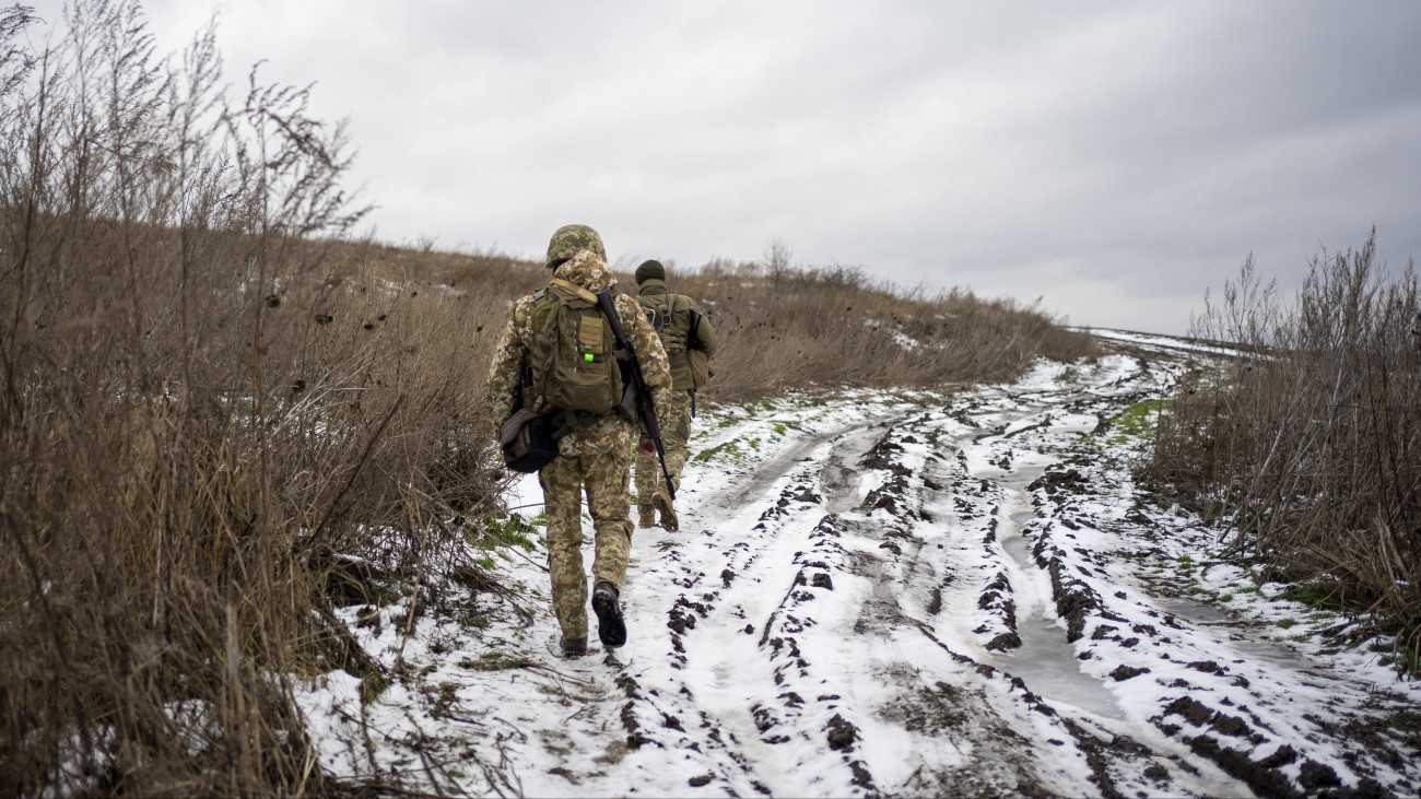 Ukrán határőrök járőröznek az Oroszországgal határos északkeleti Szumi régióban 2023. november 24-én, az Ukrajna elleni orosz háború alatt. Az ukrán és az orosz állásokat körülbelül három kilométer választja el egymástól. Az orosz csapatok 2022 tavaszán kivonultak Szumi régióból, de a szemben álló felek naponta támadják egymást.
