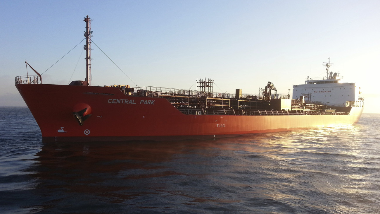 A Zodiac Maritime hajózási vállalat által közzétett, keltezetlen felvétel a vállalat üzemeltette Central Park tartályhajóról egy meg nem nevezett helyszínen. 2023. november 26-án fegyveresek elfoglalták a foszforsavat szállító teherhajót Áden jemeni kikötőváros térségében. A hajón 22 fős legénység tartózkodik, a vízi jármű egy izraeli cégcsoport tulajdonában áll. Bár eddig egyetlen csoport sem jelentkezett a támadás elkövetőjeként, az utóbbi napokban legalább két hasonló eset történt, amelyek kapcsolatba hozhatók az Izrael és a Hamász palesztin terrorszervezet közötti konfliktussal.