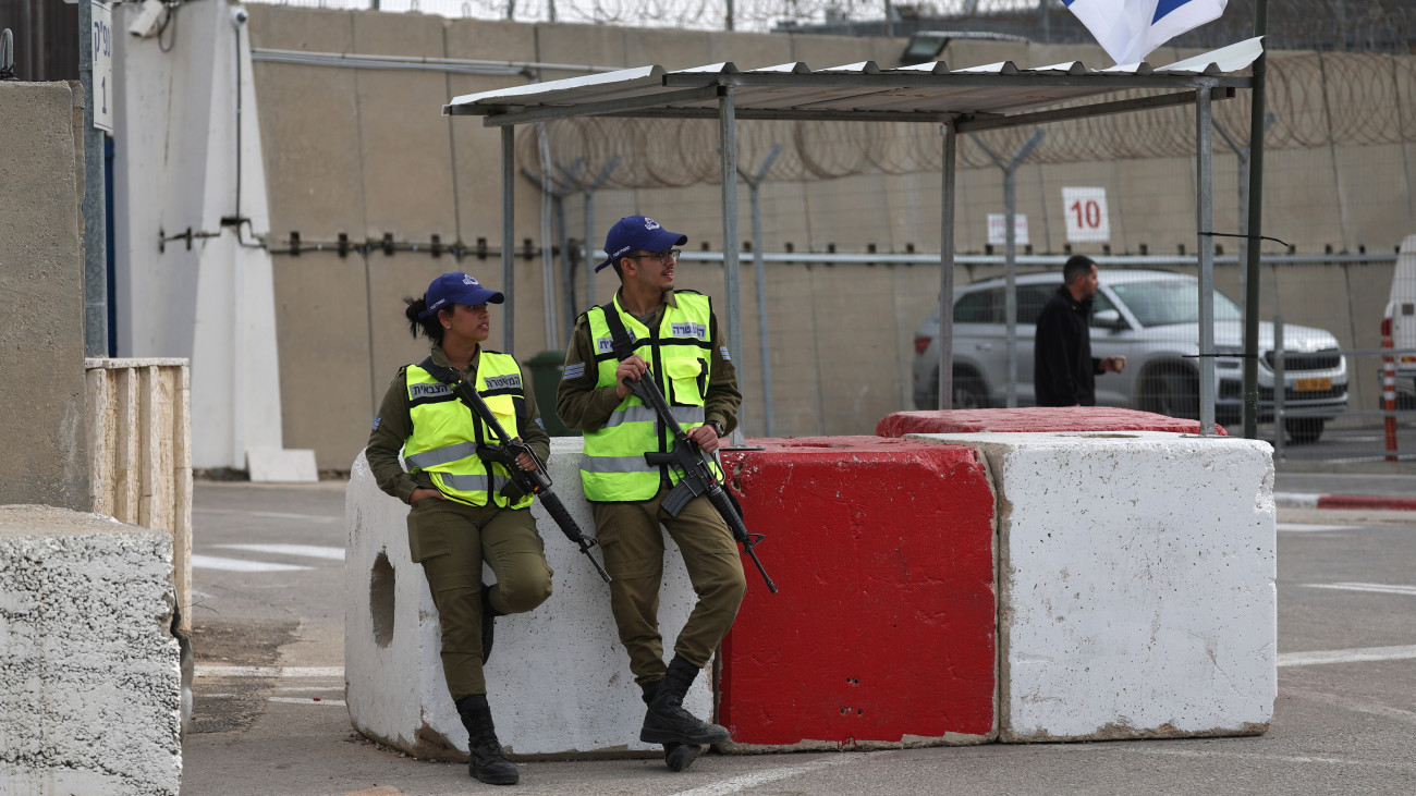 Az izraeli biztonsági erők tagjai az Ofer katonai börtön területén, Jeruzsálemtől északra 2023. november 25-én, az Izrael és a Gázai övezetet irányító Hamász palesztin iszlamista szervezet között létrejött négynapos tűzszünet második napján. A Hamász szervezet előző nap átadta a nemzetközi vöröskereszt képviselőinek az október 7-i terrortámadásban elhurcolt izraeli túszok első csoportját.