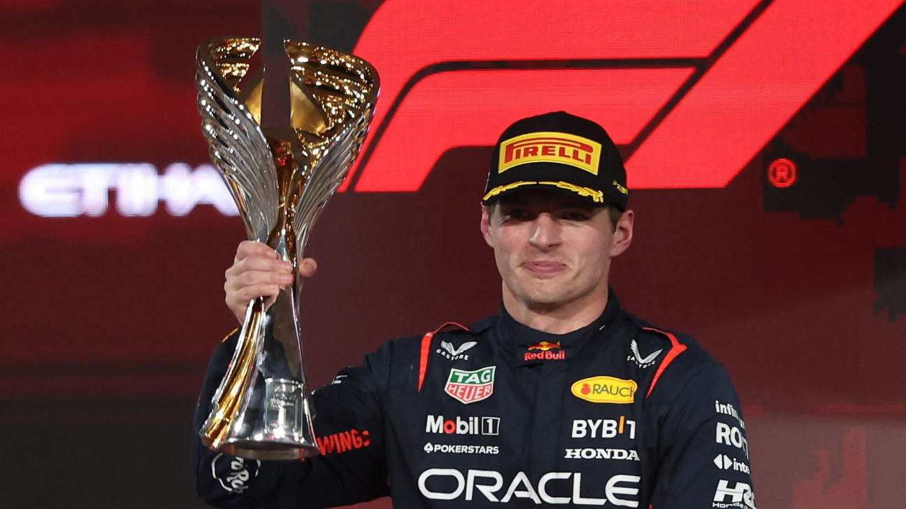 Abu-Dzabi, 2023. november 26.A futamgyőztes és idei világbajnok Max Verstappen, a Red Bull holland versenyzője a Forma-1-es autós gyorsasági világbajnokság szezonzáró Abu-dzabi Nagydíjának eredményhirdetésén a Yas Marina versenypályán 2023. november 26-án. A 26 éves versenyző sorozatban a harmadik világbajnoki címét nyerte el. Verstappen a 2023-as idény 22 futamából 19-et megnyert, ezzel rekordot állított fel, pályafutása során pedig ez volt az 54. futamgyőzelme, amellyel harmadik az örökranglistán.