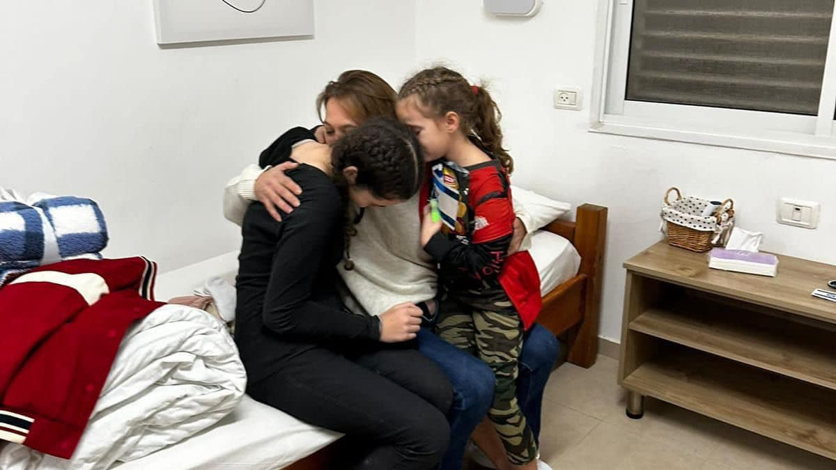 Az első találkozás és első ölelés 51 nap Hamasz-fogság után. Majan Zin a lányaival, Dafnával és Elával. Felfoghatatlan dráma után megkönnyebbülés.