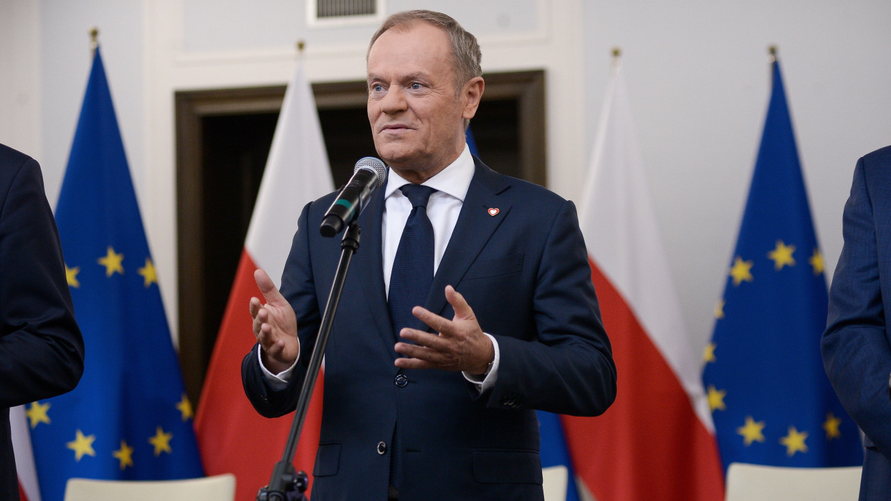 Varsó, 2023. november 10.Donald Tusk, a Polgári Koalíció (KO) elnöke, kormányfőjelölt nyilatkozik, miután koalíciós szerződést írt alá az októberi lengyelországi választások nyomán a parlamentbe bejutott, és ott többséget alkotó másik három eddigi ellenzéki tömörülés vezetőivel kormányalakítási megbizatásuk eshetőségével számolva a törvényhozás varsói épületében 2023. november 10-én. A KO a Szymon Holownia vezette Lengyelország 2050 (Polska 2050), a Wladyslaw Kosiniak-Kamysz vezette Lengyel Parasztpárt (PSL), valamint a Wlodzimierz Czarzasty és Robert Biedron vezette Új Baloldal (Nowa Lewica) nevű tömörüléssel lépett szövetségre, kormányalakítási megbizatásuk eshetőségével számolva.