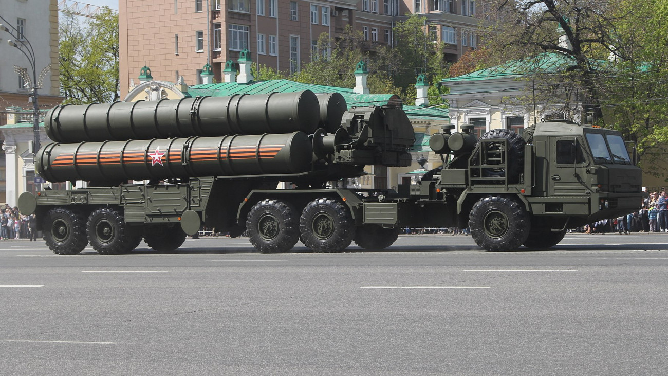 Sz-400 (NATO kód szerint SA-21) orosz légvédelmi rakétarendszer egyik indító járműve egy katonai felvonuláson. Forrás: Wikipédia