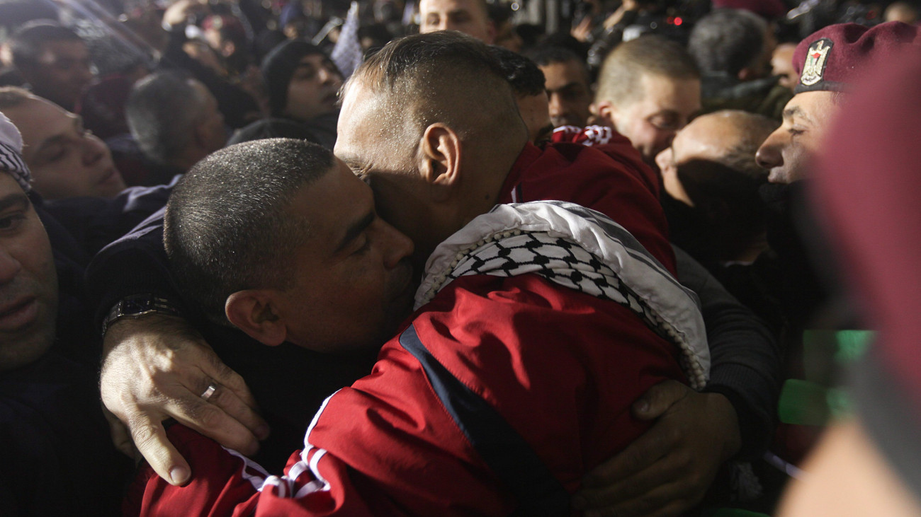 Rámalláh, 2013. december 31.Szabadon bocsátott palesztin foglyot köszöntenek a ciszjordániai Rámalláhban 2013. december 31-én hajnalban. A béketárgyalások újrakezdésének alkalmából tett ígéretéhez híven Izrael harmadszor engedett el huszonhat palesztin foglyot, akiket az 1993-as oslói békeegyezmény előtt zsidók ellen elkövetett merényletekért börtönöztek be. (MTI/EPA/Atef Szafadi)