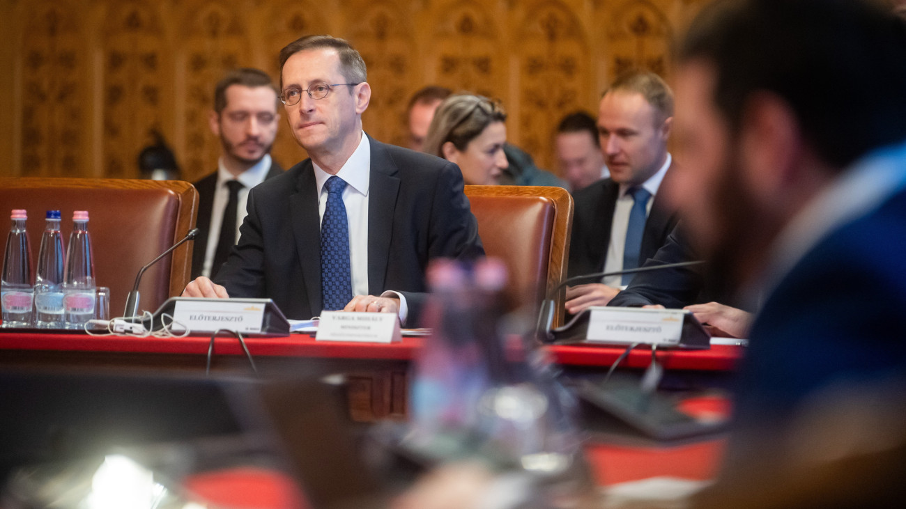 Varga Mihály pénzügyminiszter éves meghallgatásán az Országgyűlés költségvetési bizottságának ülésén az Országház Széll Kálmán termében 2023. november 28-án.