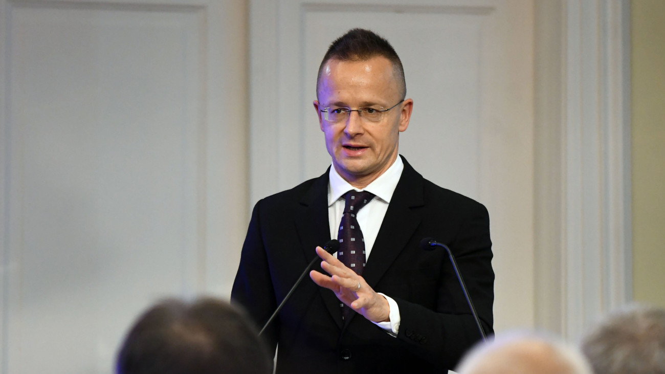 Szijjártó Péter külgazdasági és külügyminiszter beszédet mond a Gazdasági konferencián Szolnokon, a Városháza Hubay Ferenc dísztermében 2023. november 17-én. 