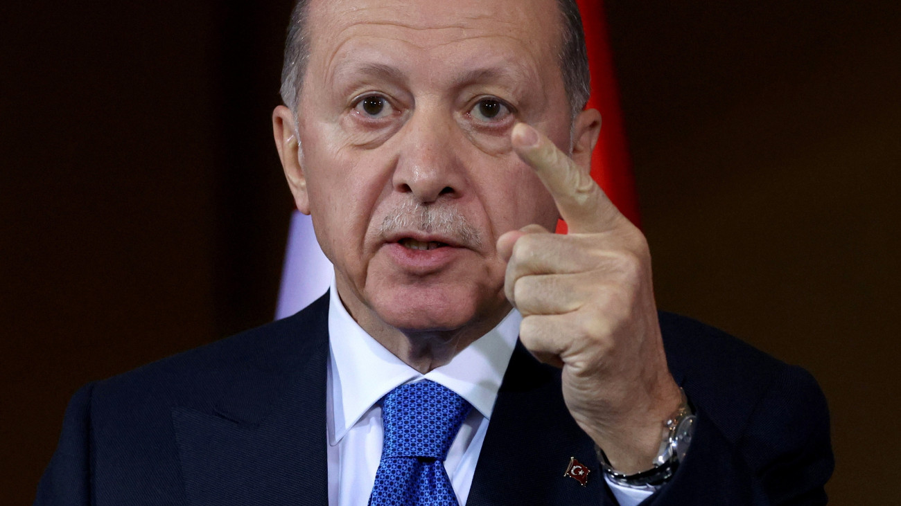 Recep Tayyip Erdogan török elnök az Olaf Scholz német kancellárral a berlini kancellári hivatalban tartott sajtóértekezleten 2023. november 17-én.