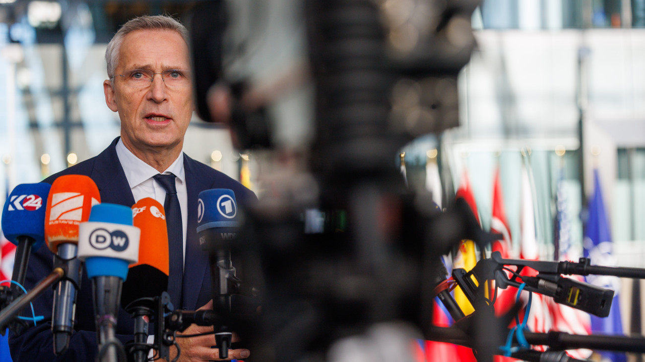 Jens Stoltenberg NATO-főtitkár nyilatkozik a sajtó képviselőinek a NATO-tagországok külügyminisztereinek tanácskozása előtt Brüsszelben 2023. november 28-án.