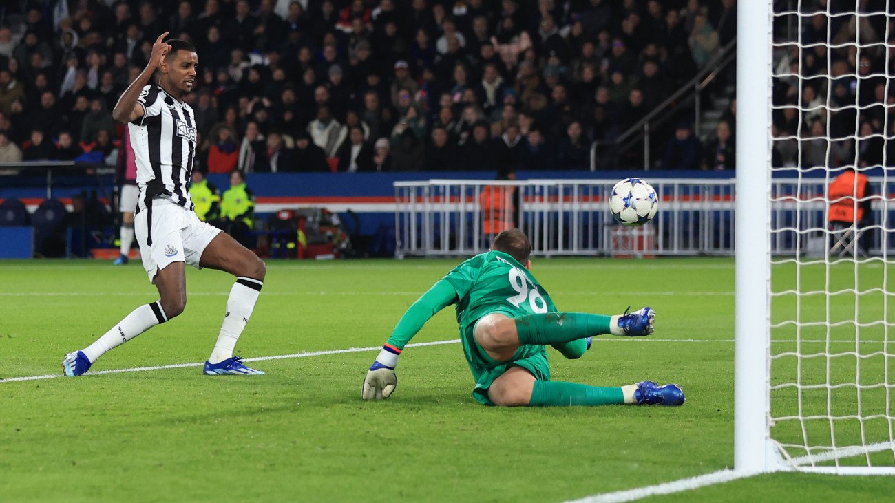 PARIS, FRANCE - NOVEMBER 28: Alexander Isak of Newcastle United scores the opening goal during the UEFA Champions League match between Paris Saint-Germain and Newcastle United FC at Parc des Princes on November 28, 2023 in Paris, France. (Photo by Marc Atkins/Getty Images)