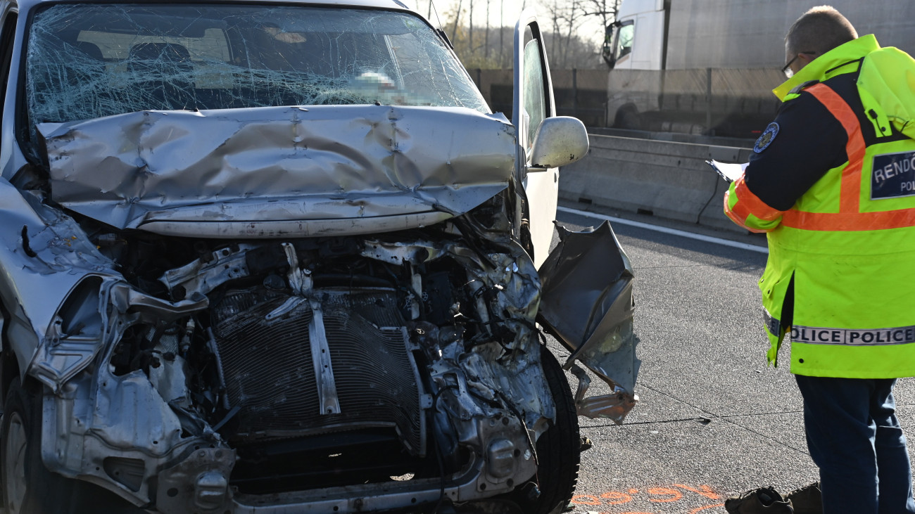 Ütközésben összeroncsolódott furgon az M0-s autóúton Gyál közelében 2023. november 29-én. Az autóút Győr felé vezető oldalán a 29. kilométerszelvényben a jármű nekirohant az előtte közlekedő horvát rendszámú kamionnak. Az ütközés következtében a furgon vezetője a helyszínen életét vesztette.