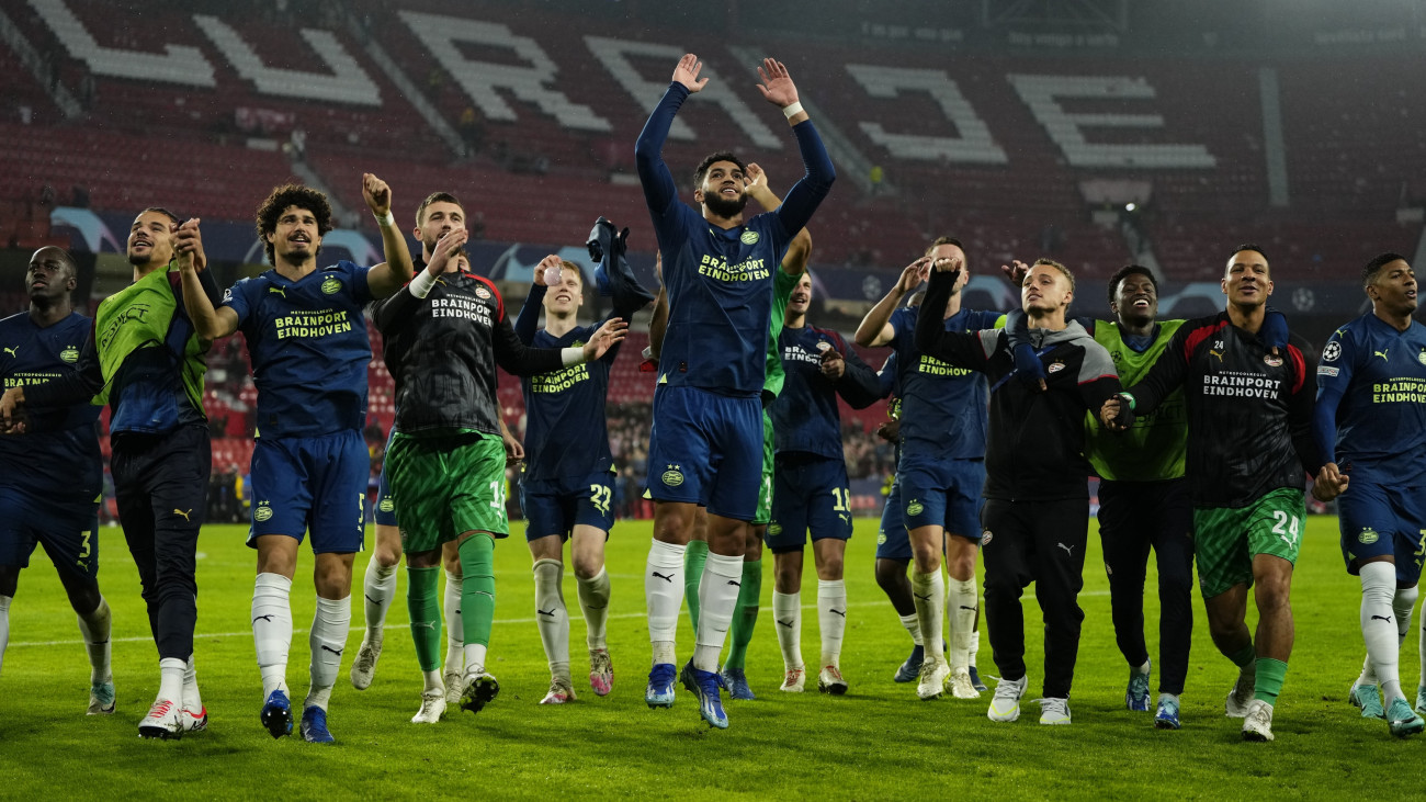 SEVILLE, SPAIN - NOVEMBER 29:  PSV players celebrate victory after the UEFA Champions League match between Sevilla FC and PSV Eindhoven at Estadio Ramon Sanchez Pizjuan on November 29, 2023 in Seville, Spain. (Photo by Jose Hernandez/Anadolu via Getty Images)