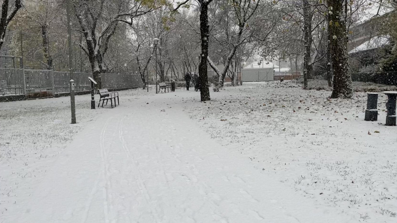 Ilyen a Budapestet és az ország északi részét fehérbe borító havazás - videó, fotók