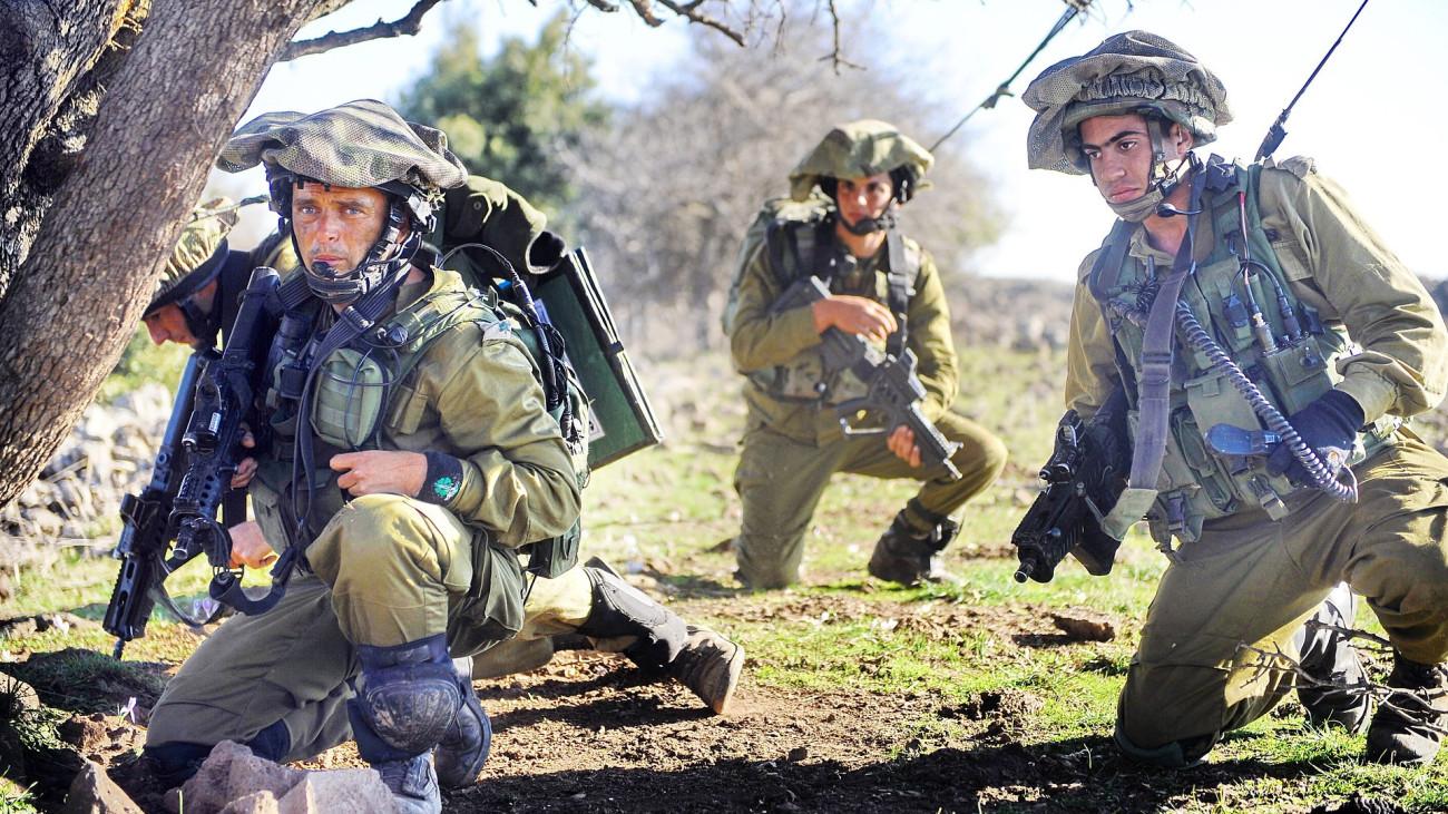 Izraeli katonák TAR-21 gépkarabéllyal. Forrás: Wikipédia