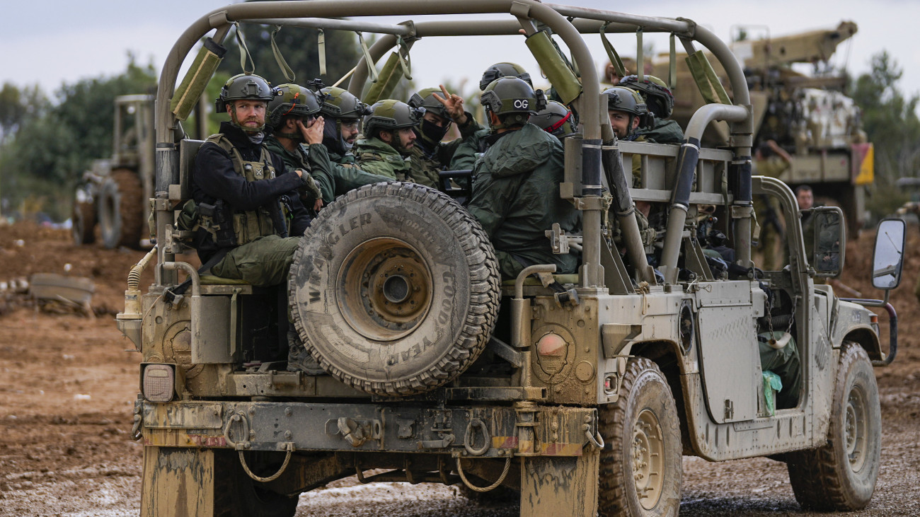Izraeli katonák egy dél-izraeli gyülekezési ponton, a Gázai övezet határtérségében 2023. november 27-én, az Izrael és a Gázai övezetet irányító Hamász palesztin iszlamista szervezet közötti négynapos tűzszünet negyedik napján.