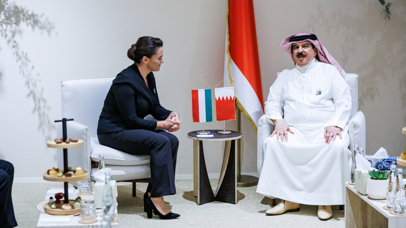 A Sándor-palota által közreadott képen Novák Katalin köztársasági elnök és Hamad bin Isza ál-Halifa bahreini király kétoldalú találkozója az ENSZ Éghajlatváltozási Keretegyezmény Részes Feleinek 28. Konferenciáján (COP28) Dubajban 2023. december 1-jén.