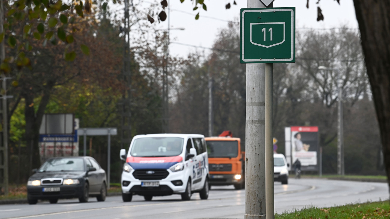 A 11-es főút szentendrei szakasza 2020. november 13-án. 4,5 milliárd forintból felújítják a 11. számú BudapestEsztergomTát főút 7 kilométeres szakaszát.