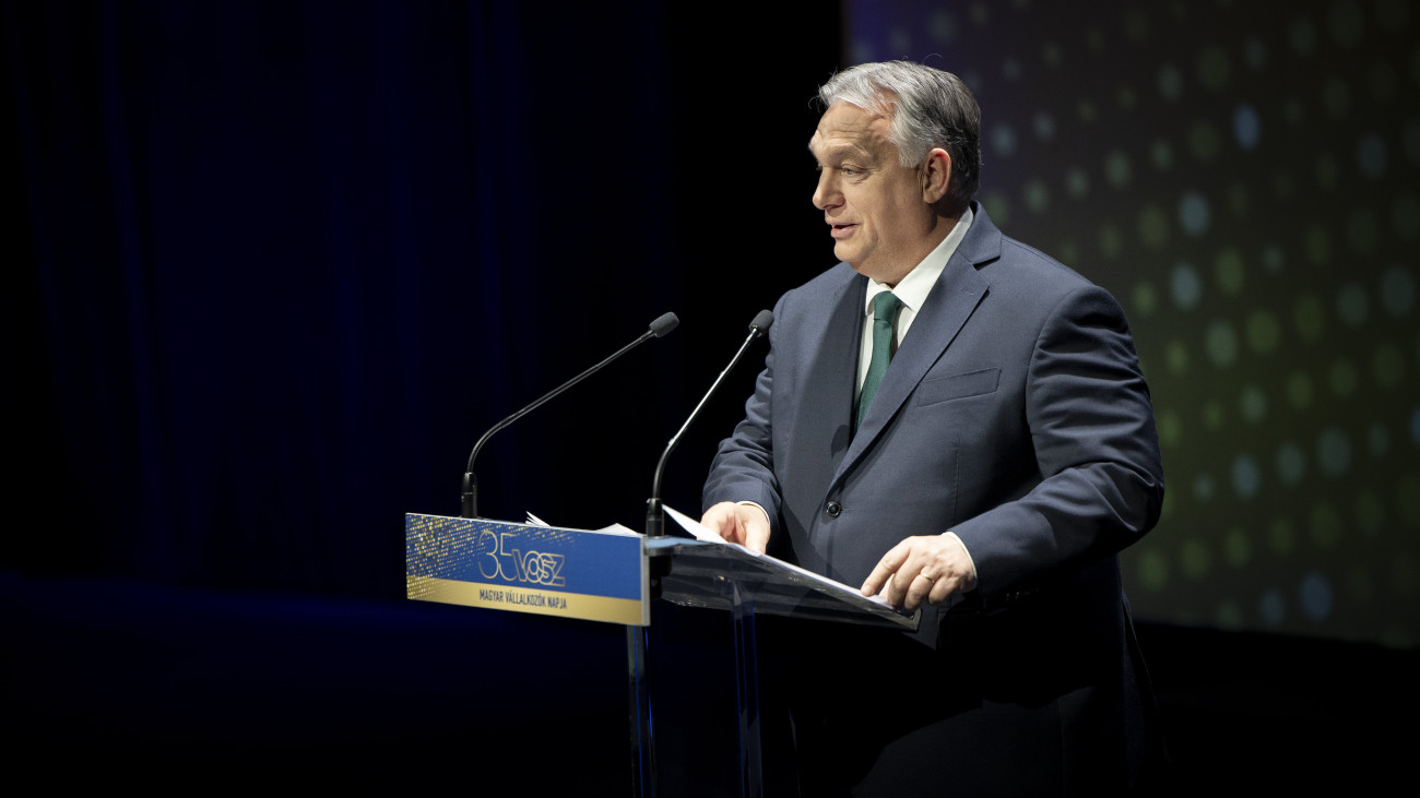 A Miniszterelnöki Sajtóiroda által közreadott képen Orbán Viktor miniszterelnök beszédet mond a fennállásának 35. évfordulóját ünneplő Vállalkozók és Munkáltatók Országos Szövetsége (VOSZ) Magyar vállalkozók napja rendezvényén a Müpában 2023. december 1-jén.