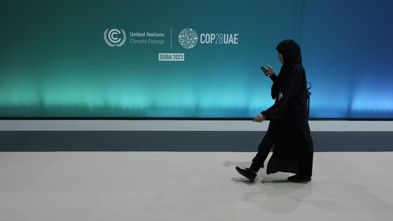 Egy nő nézi a telefonját az ENSZ 28. nemzetközi éghajlatváltozási konferenciájának (COP28) sajtóközpontjában, a dubaji al-Vaszl Kupolában 2023. november 28-án. A COP28 november 30. és december 12. között kerül megrendezésre. A két hétig tartó tárgyalások december 1-jén és 2-án az éghajlatváltozással kapcsolatos világszintű cselekvési csúcstalálkozóval kezdődnek, amelyen a civil társadalom vezetői mellett az állam- és kormányfők is részt vesznek.