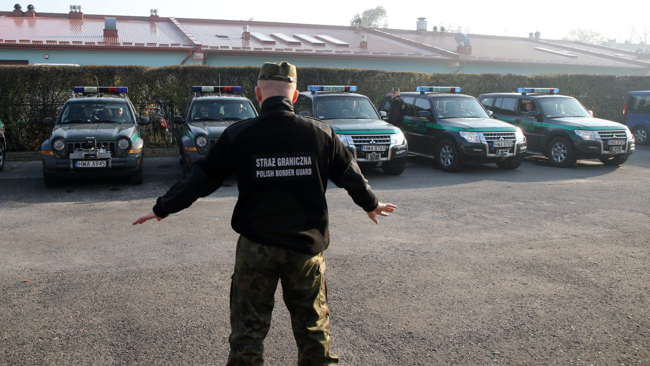 Újszandec, 2015. november 5.Lengyel határőrök eligazításon vesznek részt, mielőtt elindulnak Magyarországra a dél-lengyelországi Újszandecben (Nowy Sacz) 2015. november 5-én. A 43 tagú lengyel különítmény november 5. és december 3. között határvédelmi feladatok ellátásával segíti a schengeni határ védelmét a magyar-szerb határszakaszon. (MTI/EPA/Grzegorz Momot)