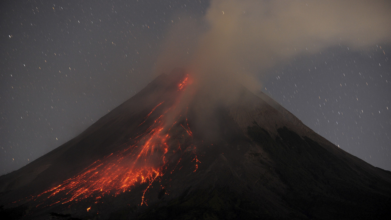 YOGYAKARTA, INDONESIA - JULY 20: Mount Merapi a volcanic mountain spews lava as it erupts several times in Sleman district of Yogyakarta, Indonesia on July 20, 2023. Mount Merapi, which has an Alert status (level III), has experienced 22 incandescent lava avalanches and gases of carbon dioxide, sulfur, acid, and volcanic ash with a maximum sliding distance of 2,000 meters to the southwest. (Photo by Dasril Roszandi/Anadolu Agency via Getty Images)